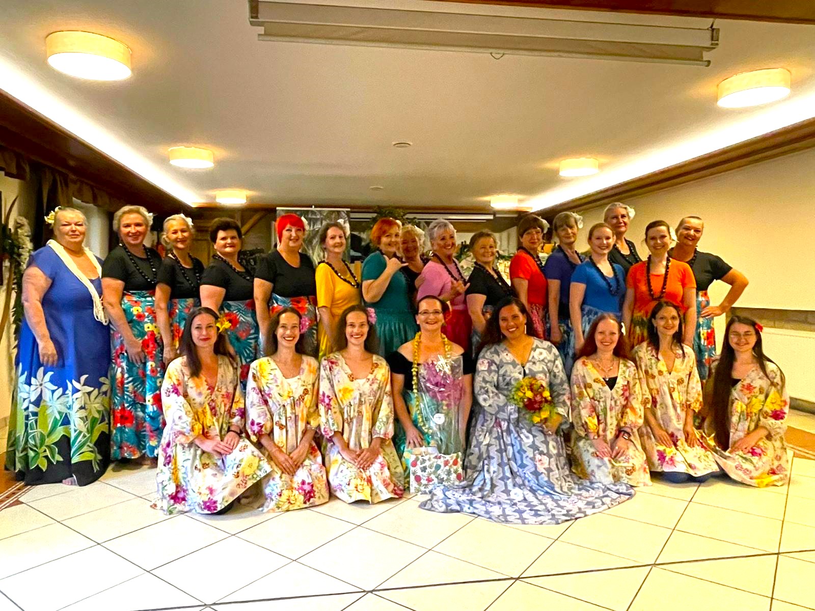 Hō‘ike Juni 2022 - Schülerinnen, Gäste aus der Ukraine & Kumu Kehaulani Kawai