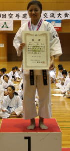 第29回空手道練成交流大会(2012年11月18日)組手一般女子の部 優勝 豊山コーチ 