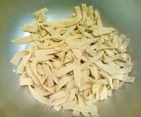1cm幅に包丁で切ります
