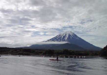 精進湖の向こうに見える雄大な富士