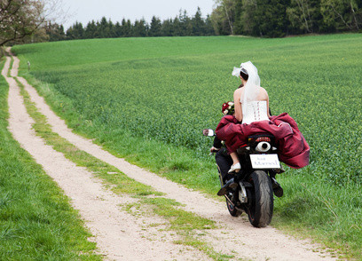 Brautpaar auf Motorrad