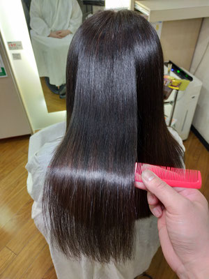 毛先までしっとりまとまる低ダメージ縮毛矯正の仕上がり