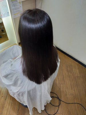 柔らかい質感に仕上がった縮毛矯正アフター(斜め)