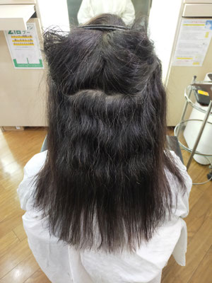1年ぶりにご来店いただいたお客様の縮毛矯正ビフォー(後ろ)