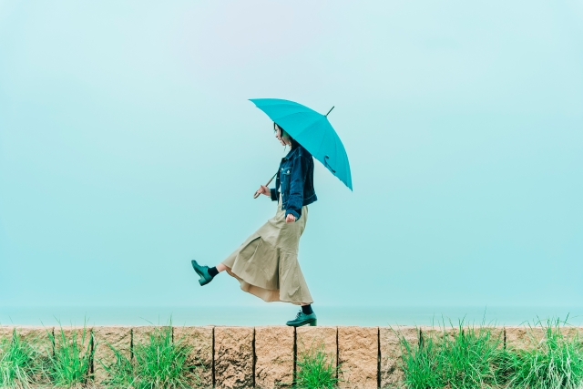 浜松市の梅雨時の湿気による髪の広がり対策と縮毛矯正の案内