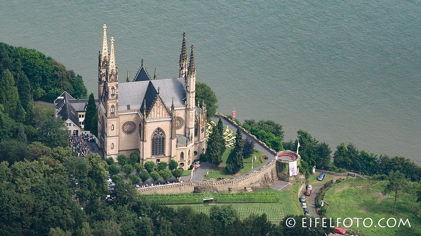 Hoch über dem Rhein gelegen - die Apollinariskirche in Remagen