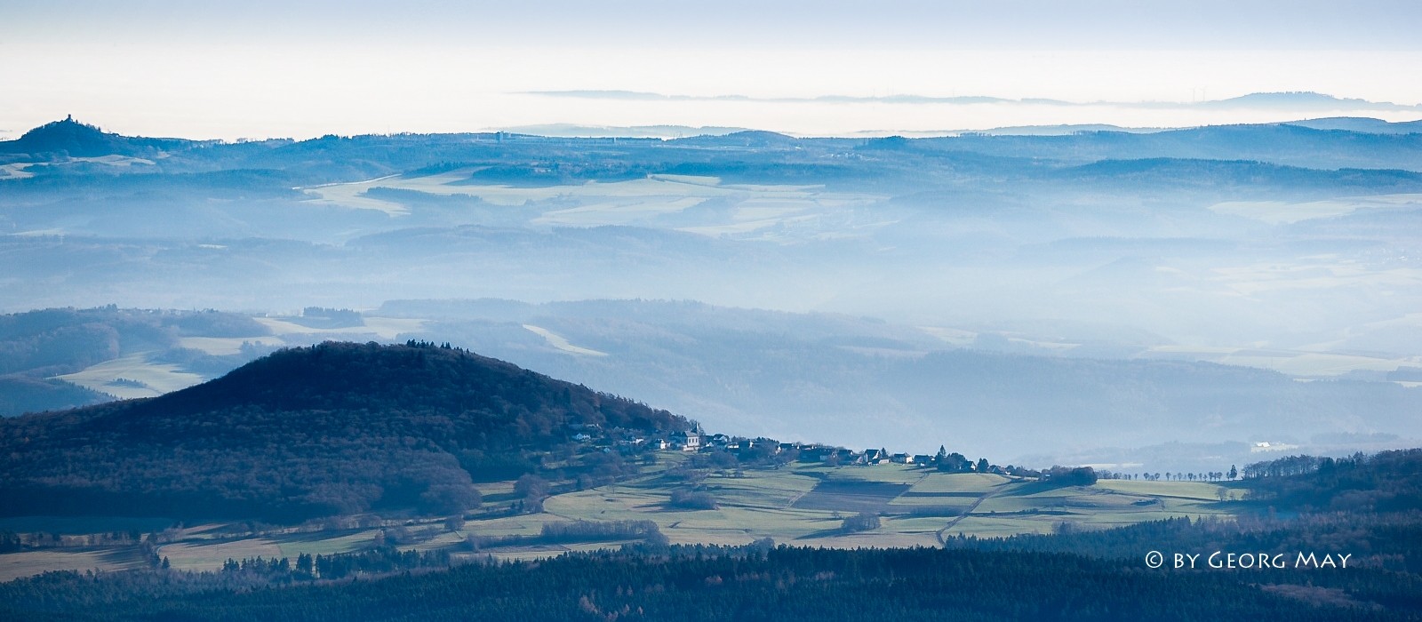 Blick über die Südeifel vom Aremberg zur Nürburg