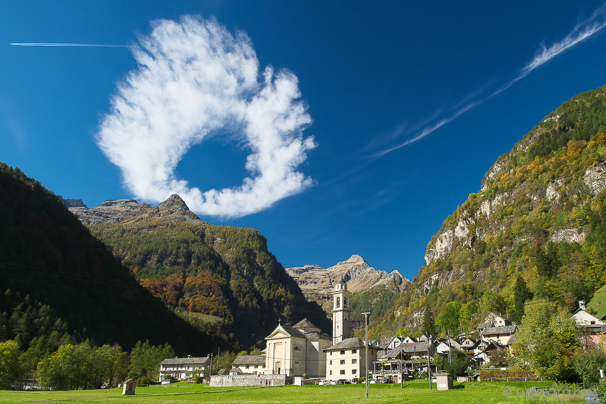 Eine Laune der Natur im Bergdorf Sonogno über den Tessiner Alpen