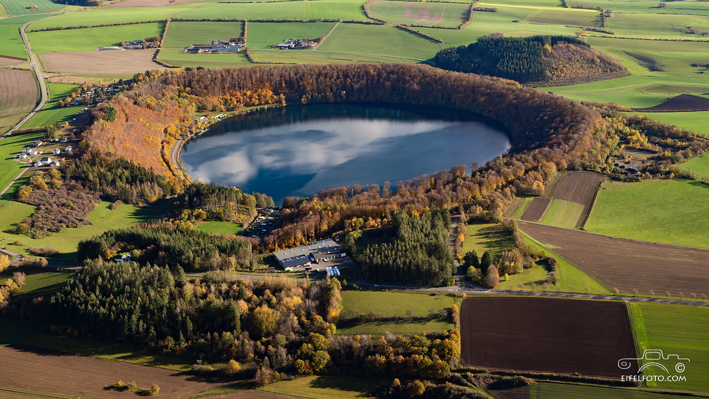 Pulvermaar mit dem Römerberg