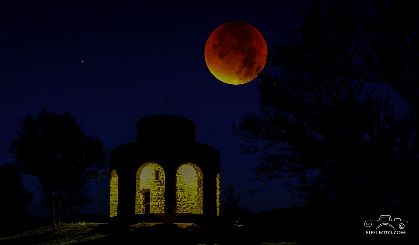28.09.2015; 04:32 Uhr: Blutmond über Schleiden in der Eifel