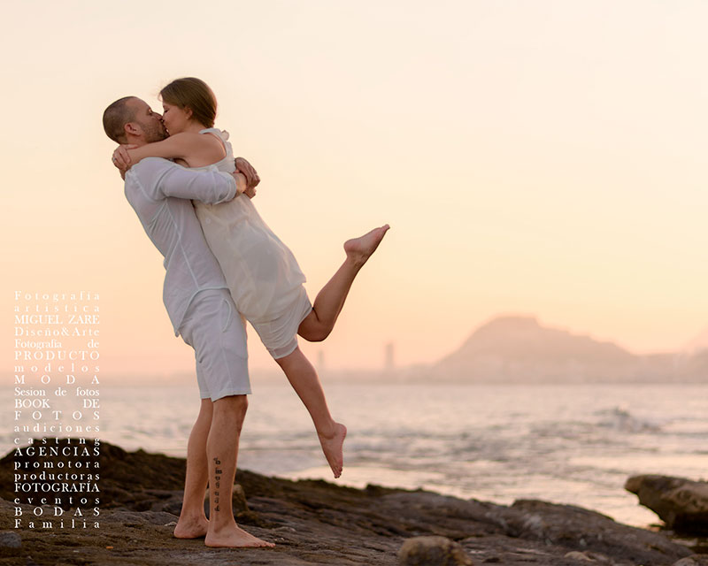 fotografía de pre boda , hecho en las calas del cabo de la huerta en Alicante por Miguel Zare