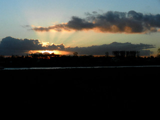 Sonnenuntergang über der Erftmündung in den Rhein