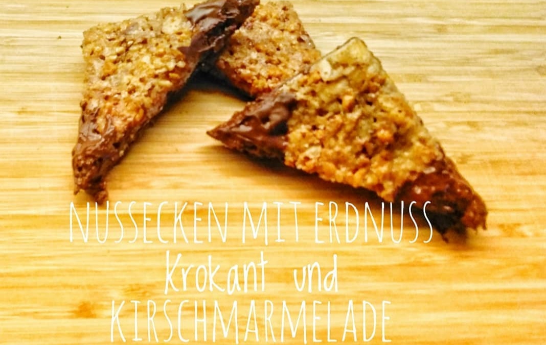 Nussecken mit Erdnuss Krokant & Kirschmarmelade