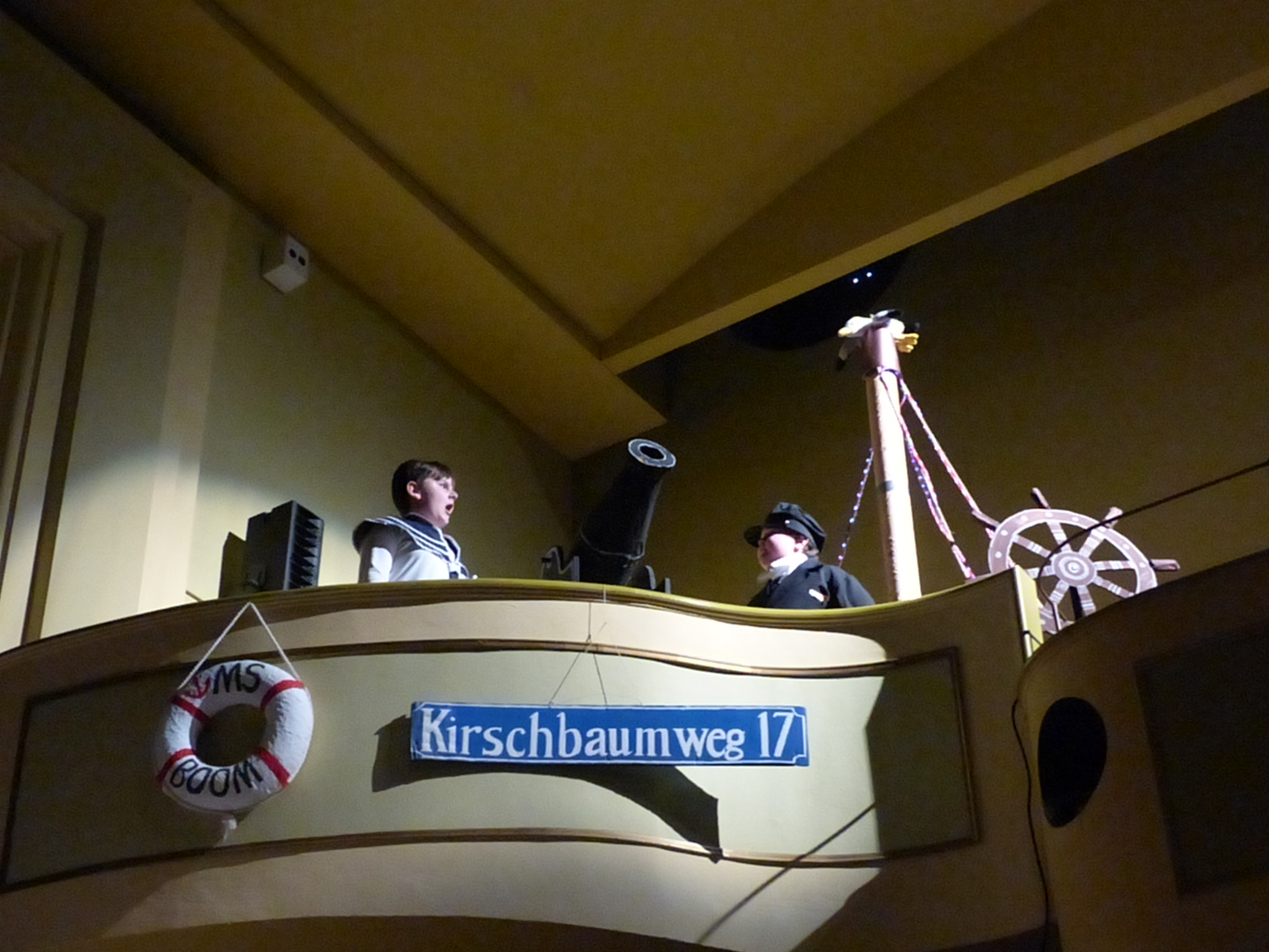 Admiral Bumm (Niklas Gartung) und Mr Bimacle (Jonathan Bosse) lassen vom Balkon aus stets pünktlich ihren Kanonendonner hören.