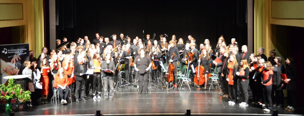 Musikschulorchester und Jugendchor "Conquest of Paradise - Vangelis" unter der Leitung von Marie-Lys Langlois-Behrenz und Katharina Durka