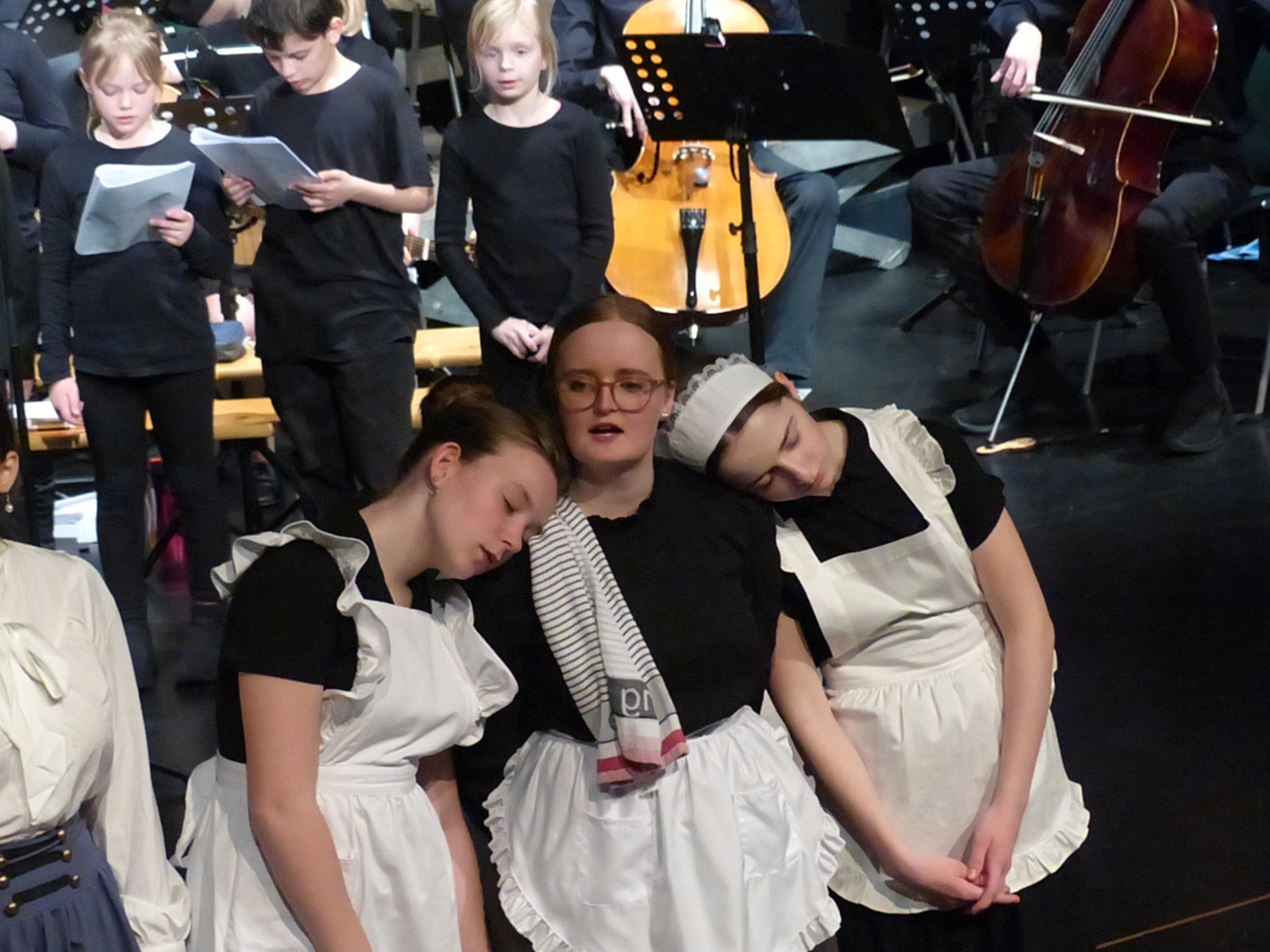 Das Zimmermädchen (Anne-Louisa Manigk), die Köchin (Johanna Kretzer) und die Küchenmamsel (Mia Faber) schlafen ein bei "Bleibt schön wach".