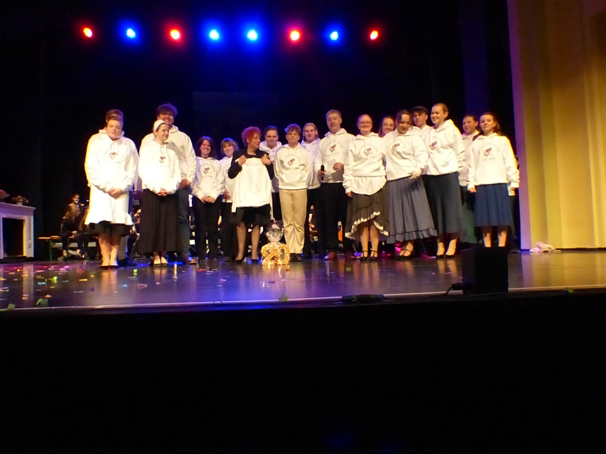 Aktive und ehemalige Musiktheaterdarsteller danken Sintje Klingner für 20 Jahre Musiktheater.