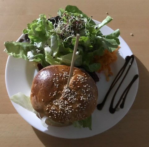 Gemischter Salat mit Hamburger