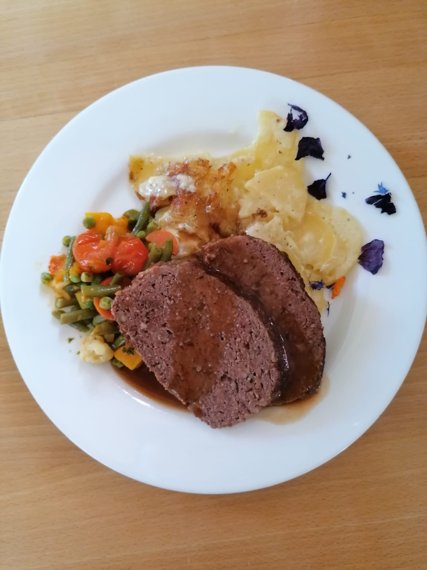 Hackbraten mit Kartoffelgratin und Gemüse