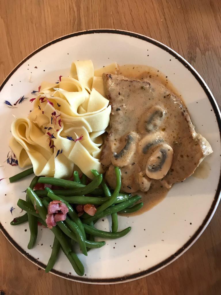 Rahmschnitzel mit Bandnudeln und Gemüse