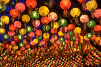 Bunte Lampions zum Feiern Buddhas Geburtstag im Mai