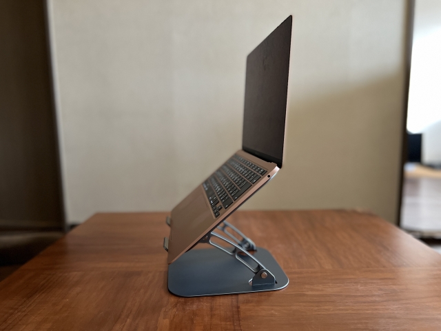 ノートPCスタンドを利用する