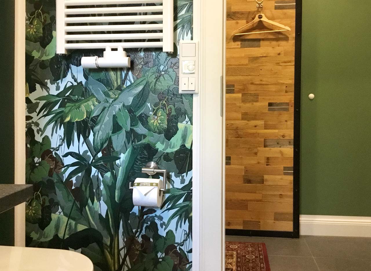 Badezimmer mit Dusche und WC