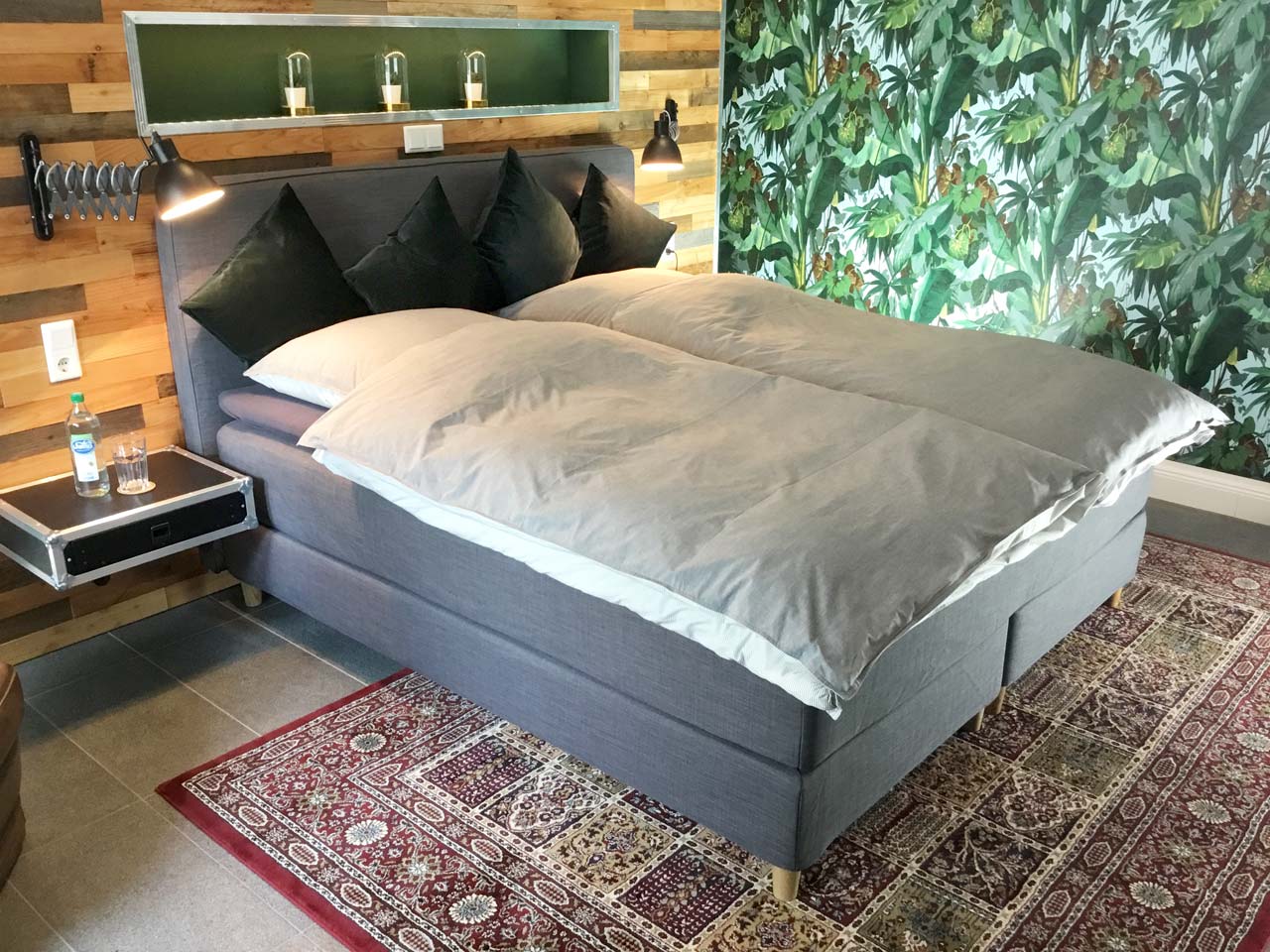 Wohn- / Schlafzimmer mit Dschungeltapete