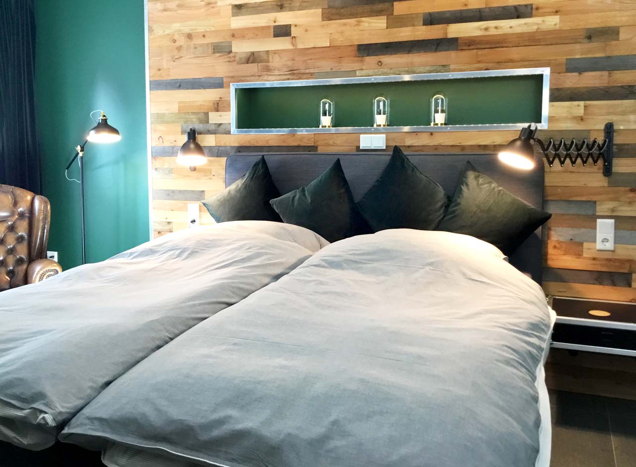 Doppelbett im Wohn- / Schlafzimmer