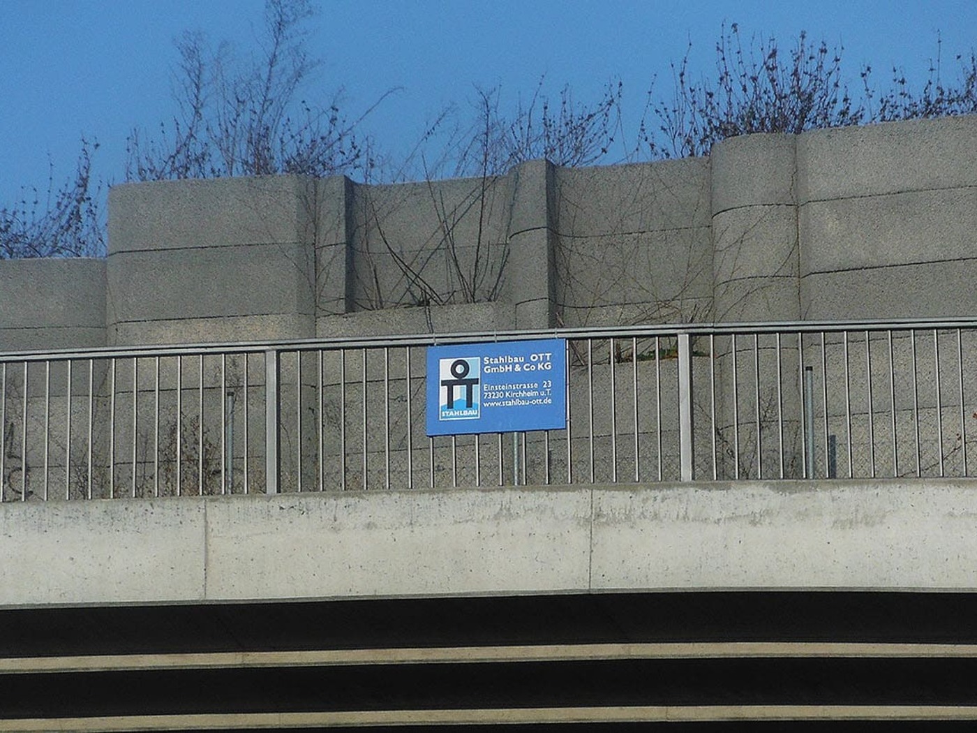 Brückengeländer an der B10 Göppingen