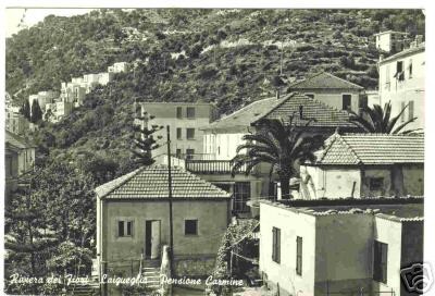 Oratorio del Carmine (a dx. della palma), tra le case nel 1950