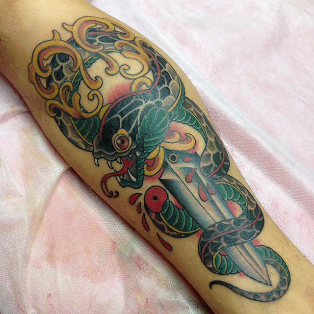 ハサミと蛇のタトゥー タトゥー大阪ー東京tattoo