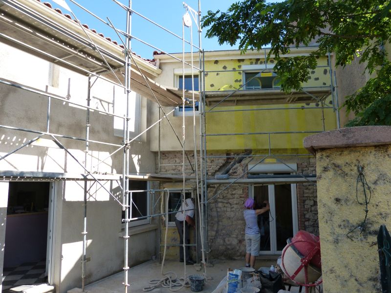 Façade avant réalisation d'un enduit traditionnel vieilli à la chaux, habillage fausses pierres et fausses briques - Chantier réalisé pour et avec Judicaël Guérin (lien en page contact)