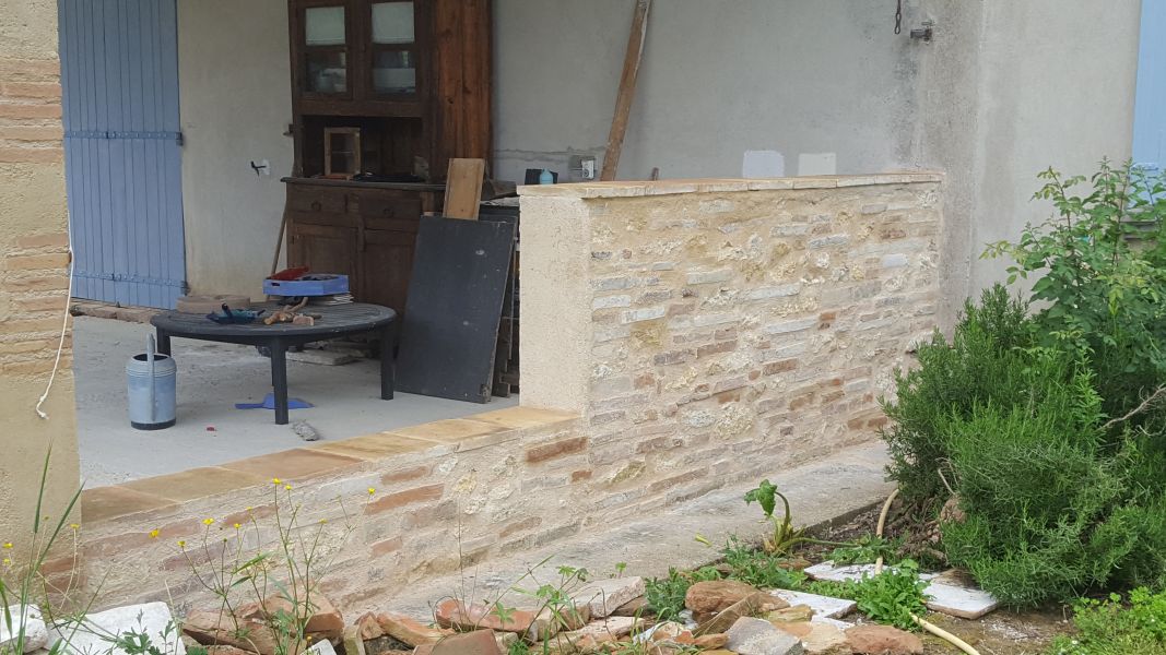 Construction muret pierres et briques
