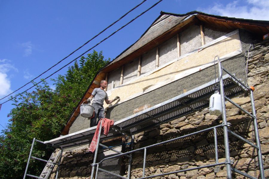 Isolation pignon par banchage chaux chanvre .... la banche est montée petit à petit