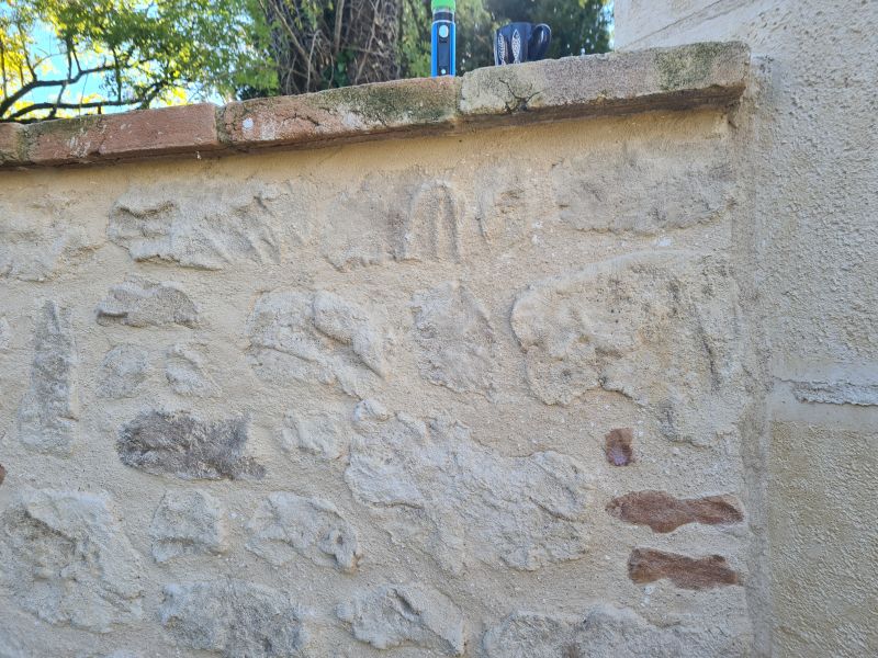 Habillage enduit fausses pierres sur un muret et un poteau d'angle en parpaing