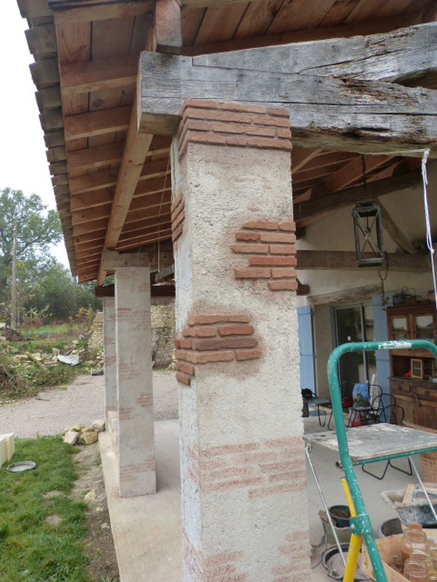 Maquillage poteaux béton avec fausses briques et enduit vieilli - réalisation des fausses briques