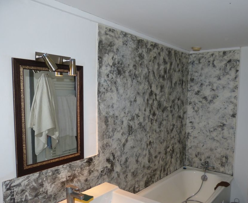 Salle de bains - Béton ciré blanc, gris et noir sur carrelage