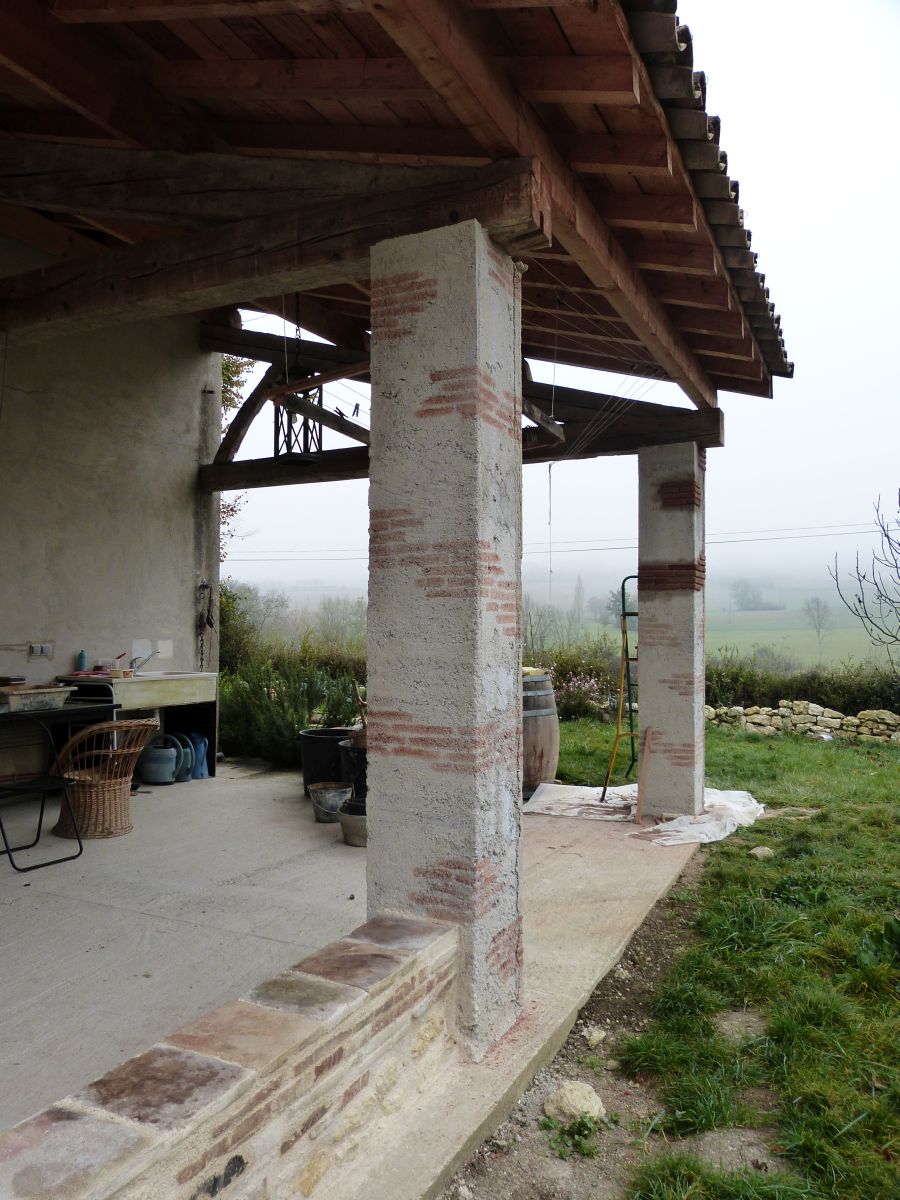 Maquillage poteaux béton avec fausses briques et enduit vieilli - épaississement des poteaux et emplacement des fausses briques
