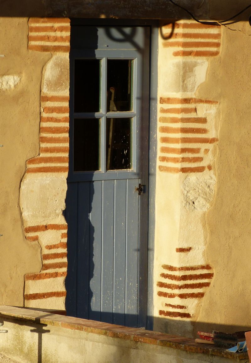 Détail - Façade traditionnelle à la chaux (Enduit + Mur pierres à vue + badigeon) - Graulhet (81)