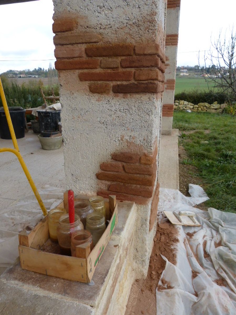 Maquillage poteaux béton avec fausses briques et enduit vieilli - patine des fausses briques