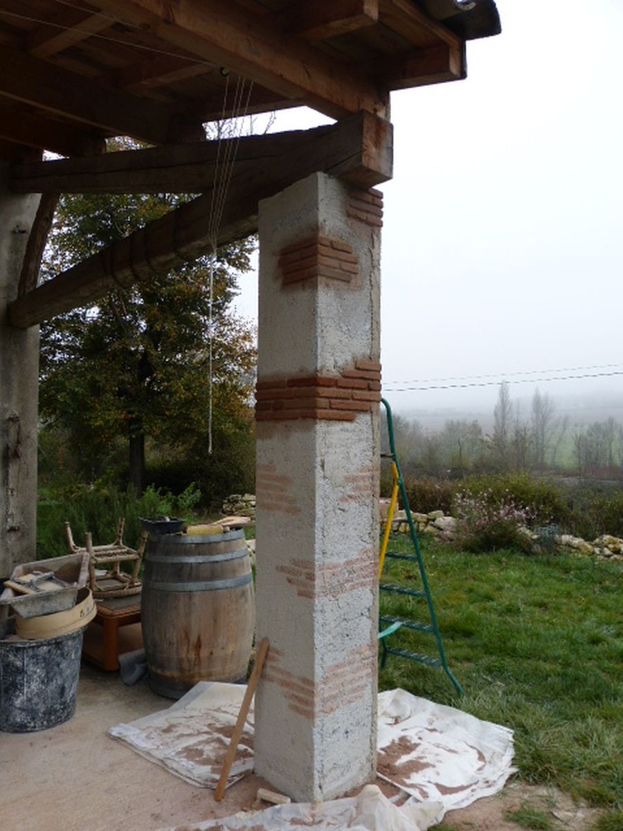 Habillage poteaux béton avec fausses briques - en cours de réalisation avec un enduit chaux/poudre de brique