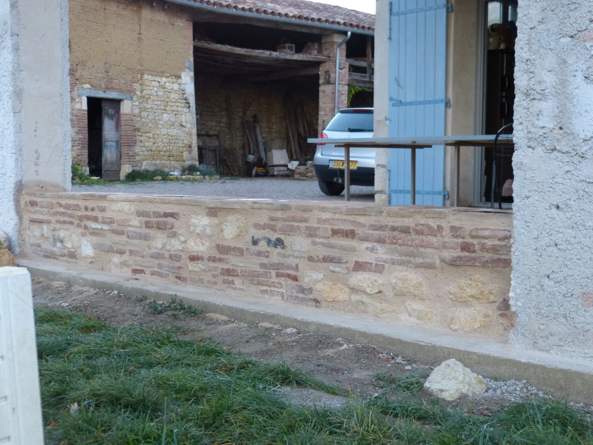 Bâti d'un muret vieilles briques et pierres calcaires