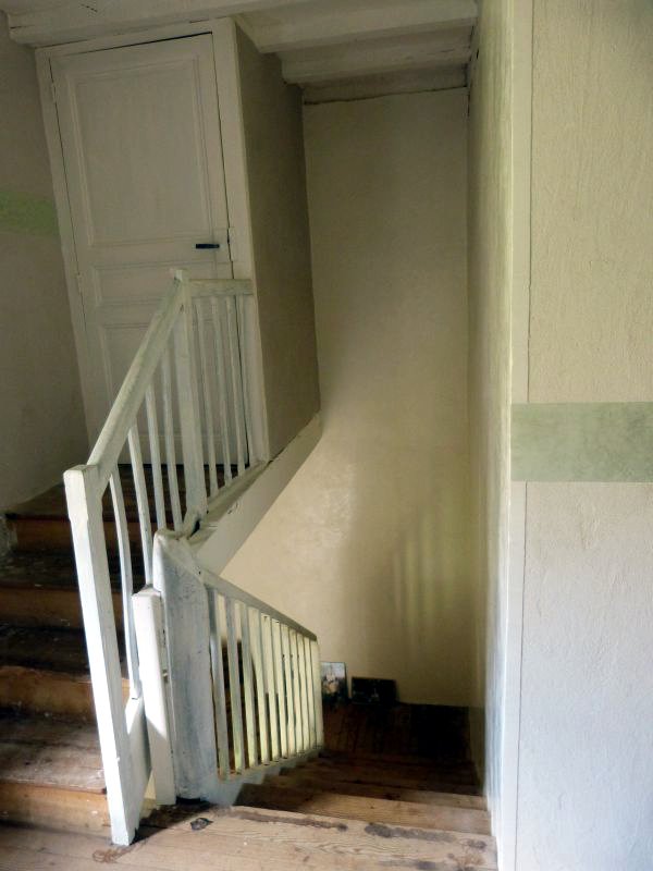 Mise en lumière d'une cage d'escalier par un stuc blanc