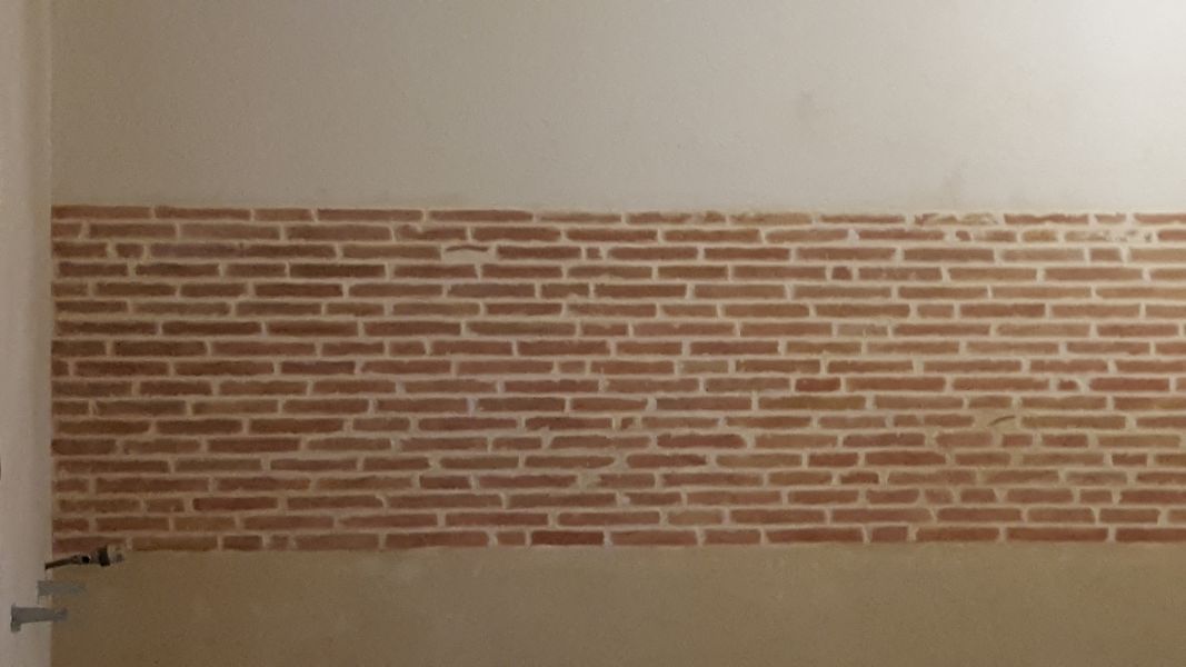 Détail décor enduit fausses briques