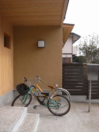 ポーチに自転車置き場も設けました。正面壁と天井は吉野杉張り