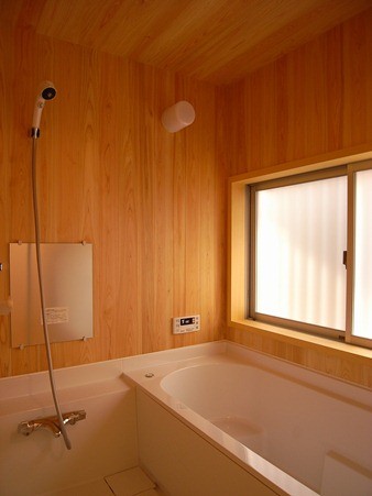 お風呂は吉野桧の壁天井とハーフユニットバス
