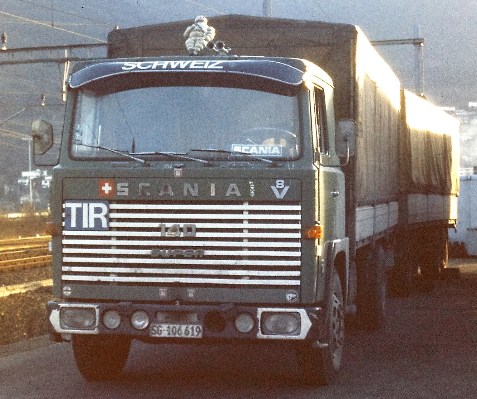 Scania 140 S mit Kögel 3 Achs Anhänger. Beim Hupac Verladebahnhof in Melide Ticino