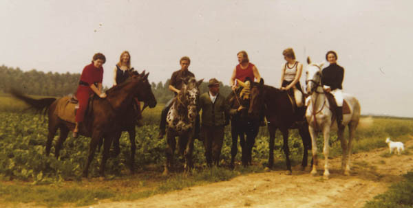 Ca. 1975 (vl) Muschi, Elli auf Flicka, Ferdl auf Norikerhengst Prinz, Sepp G. auf Fritz, Mira und rechts Frau Irsigler auf Schimme