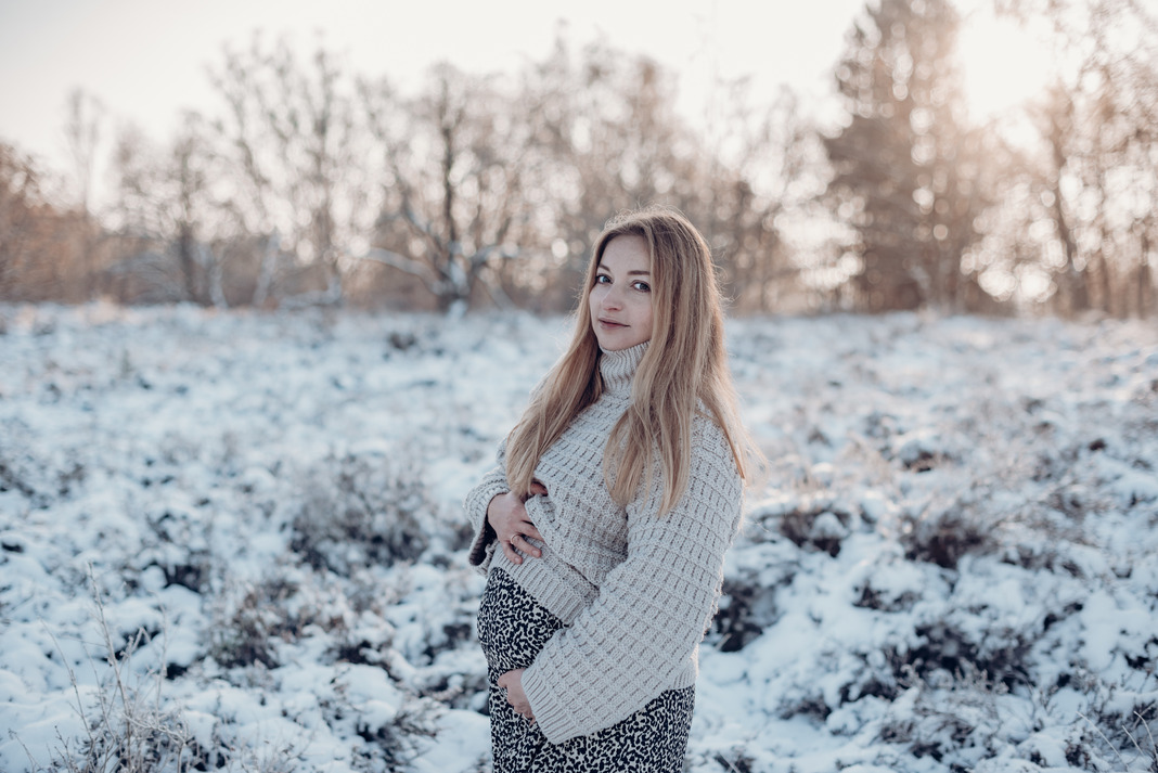 Schneeshooting mit Babybauch in Hamburg